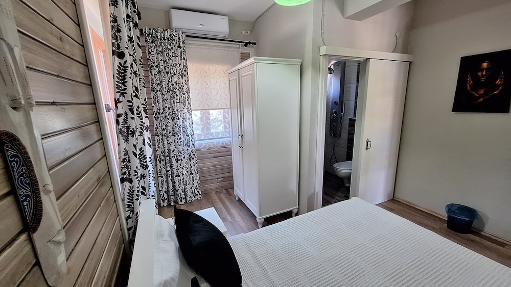 غرفة قياسية رباعية بسرير كوين وسريرين منفصلين بإطلالة على الحديقة، Karina Vineyard House 5/10