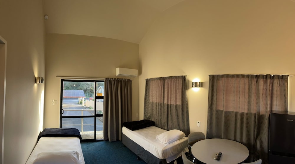 RAYLAND EPSOM MOTEL 13/36