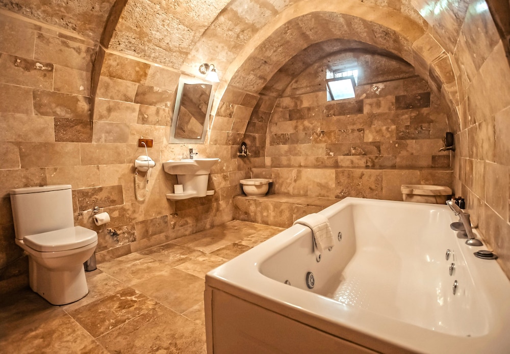 Larissa Cave Hotel 50/50