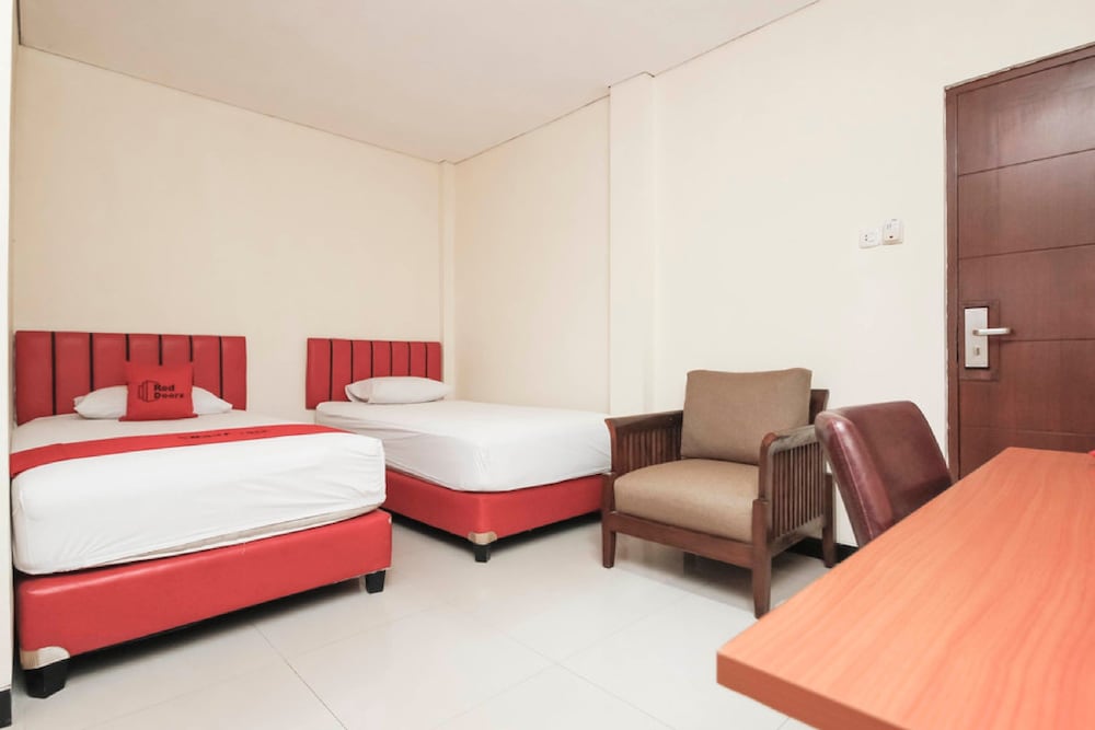 Reddoorz Plus Jalan Pemuda Jakarta 9/34