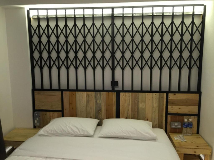 The Oikos Hotel 2/11