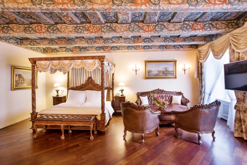 Iron Gate Hotel And Suites 47/71