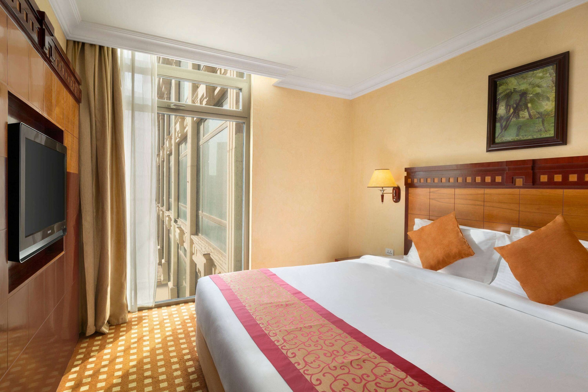 DELUXE, KING BED, POOL VIEW, SMOKING
