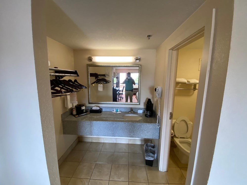 Motel6 Oklahoma City, OK - Fairgrounds West 15/42