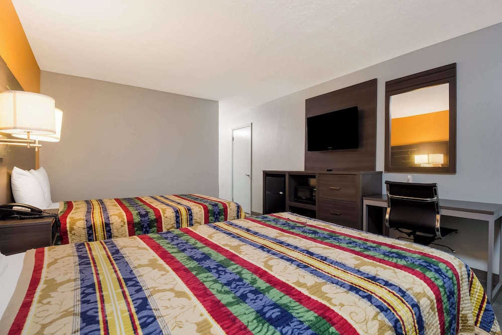 STANDARD, 2 DOUBLE BEDS