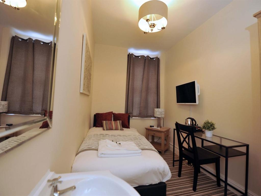 Gail's Guest House 4/7
