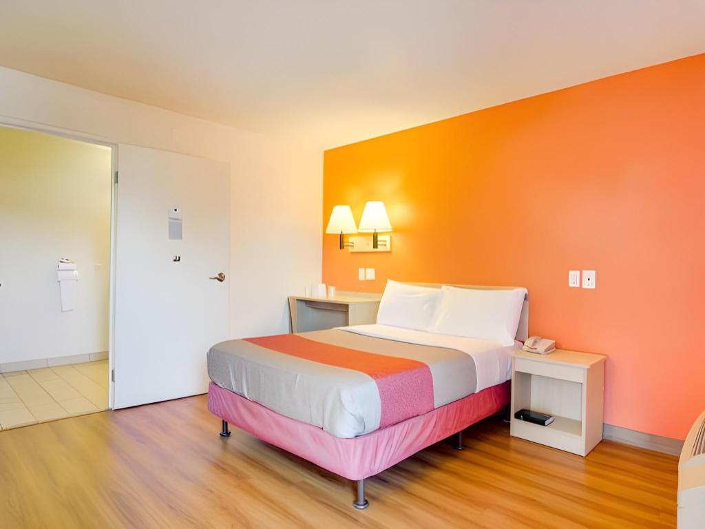 Room, Queen Bed, Smoking, Motel6 Tacoma, WA - Fife 4/10