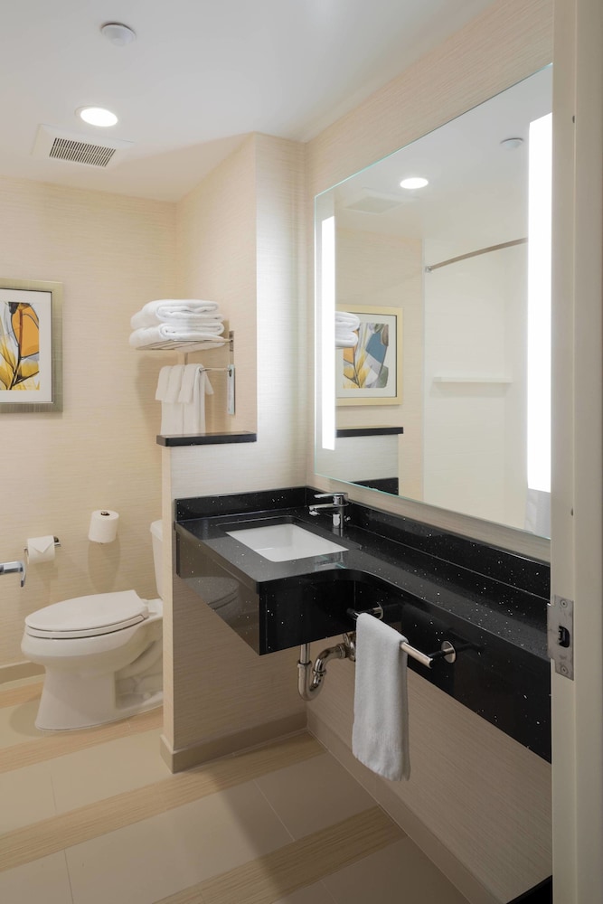 Fairfield Inn Suites New York Queens Fresh Meadows 18/43