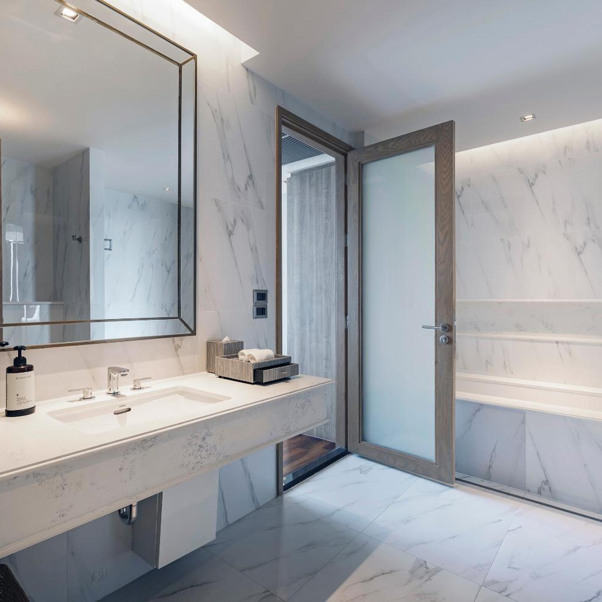 جناح بشرفة، MUU Bangkok Hotel 10/10