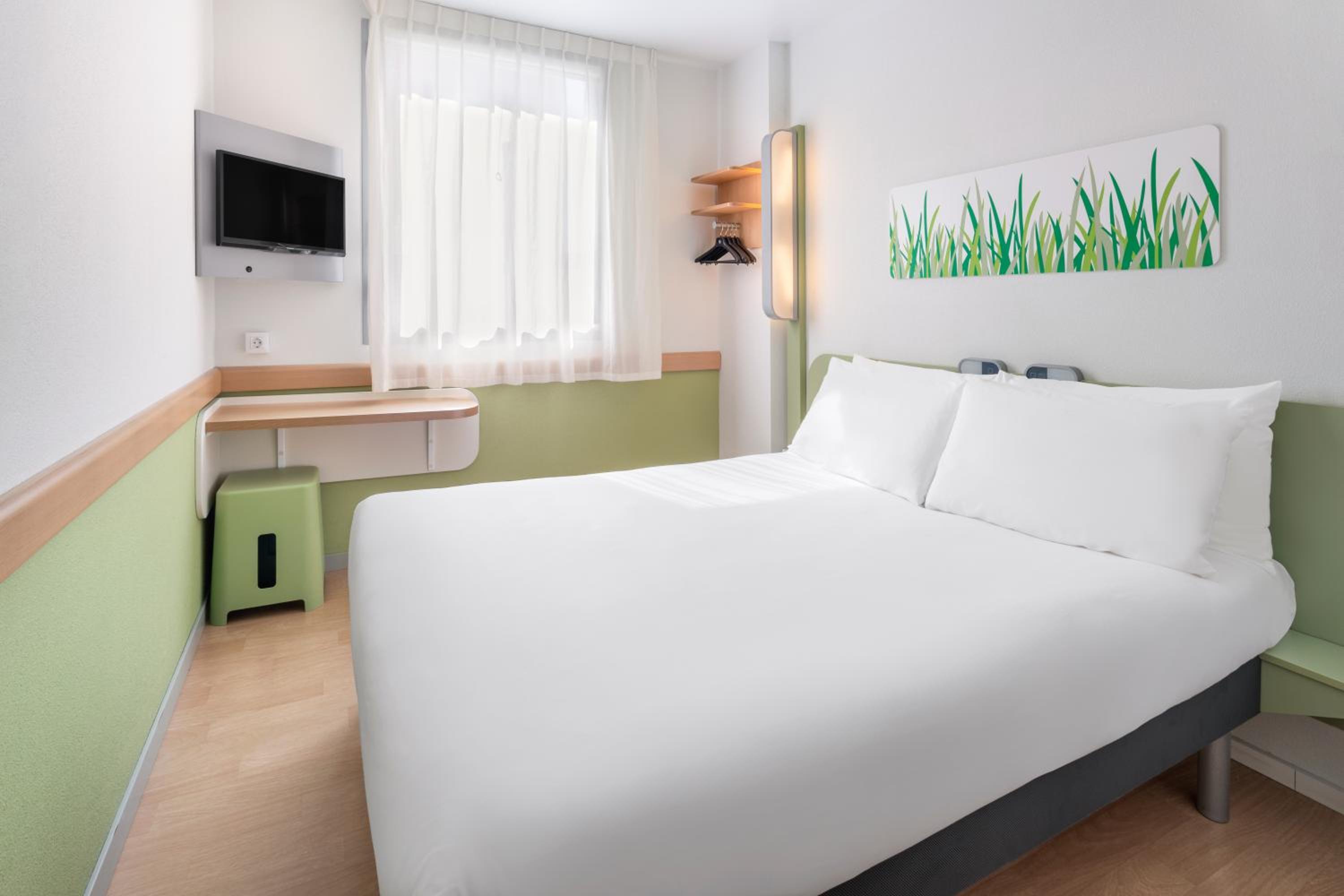 ROOM, QUEEN BED