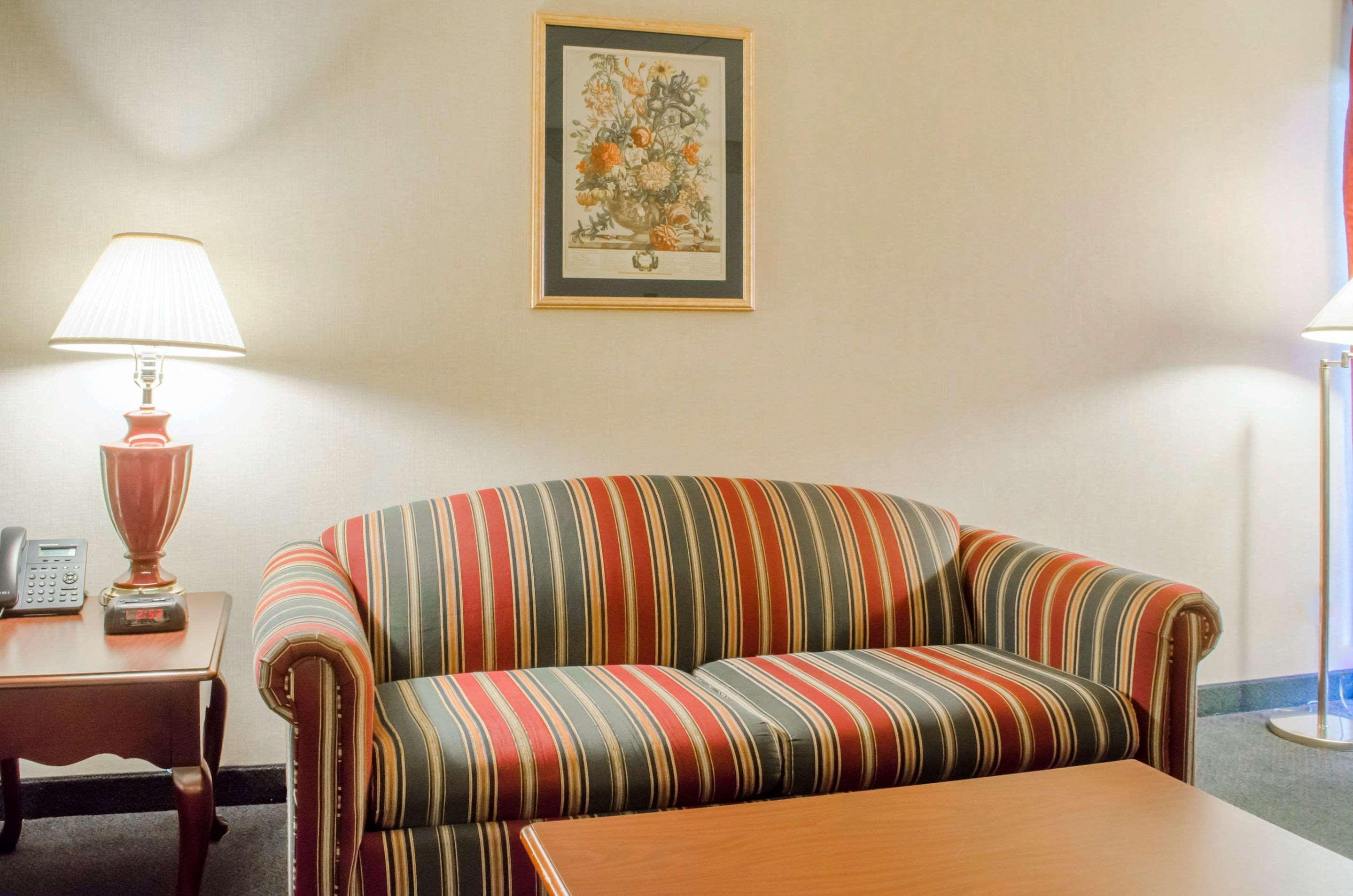 Quality Inn & Suites Burnham, PA 21/36