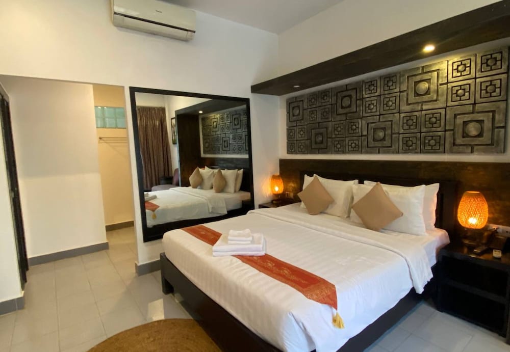 DELUXE, DOUBLE BED, POOL ACCESS