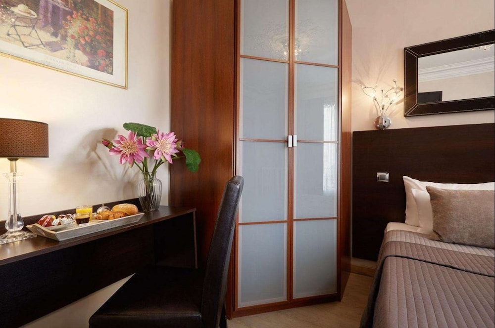 Hotel Le Twelve 48/50