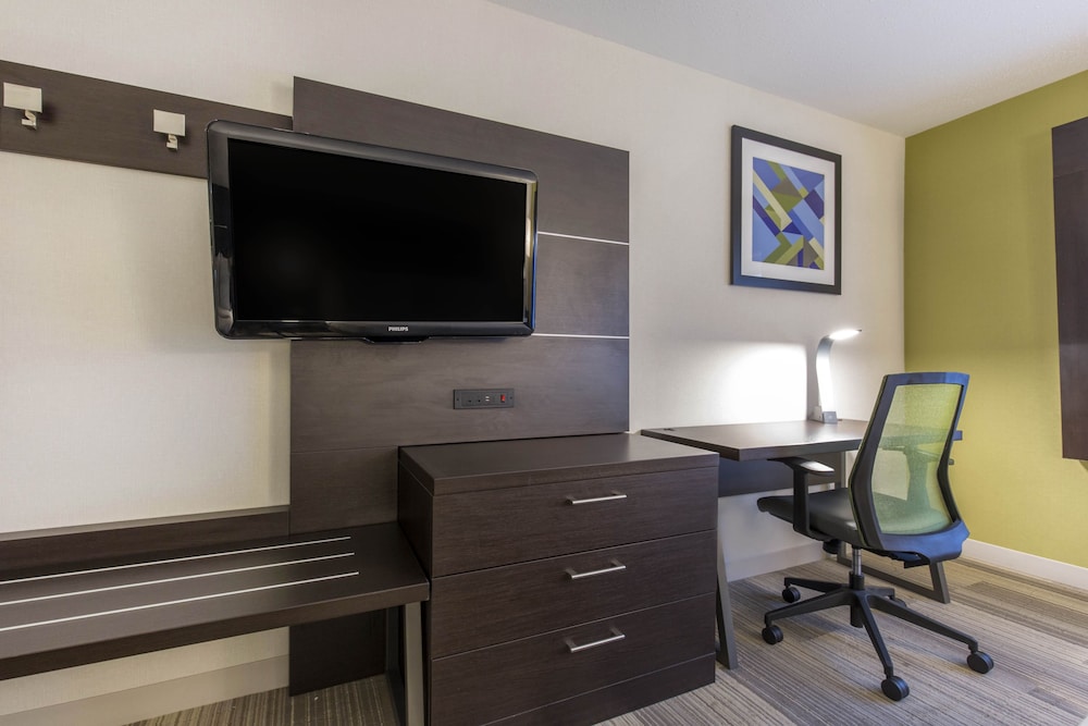 Holiday Inn Express and Suites Chicago West St Charles an IHG Hotel 57/72