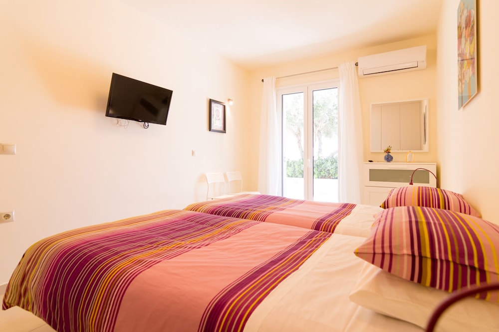 Villa Athena 24/77