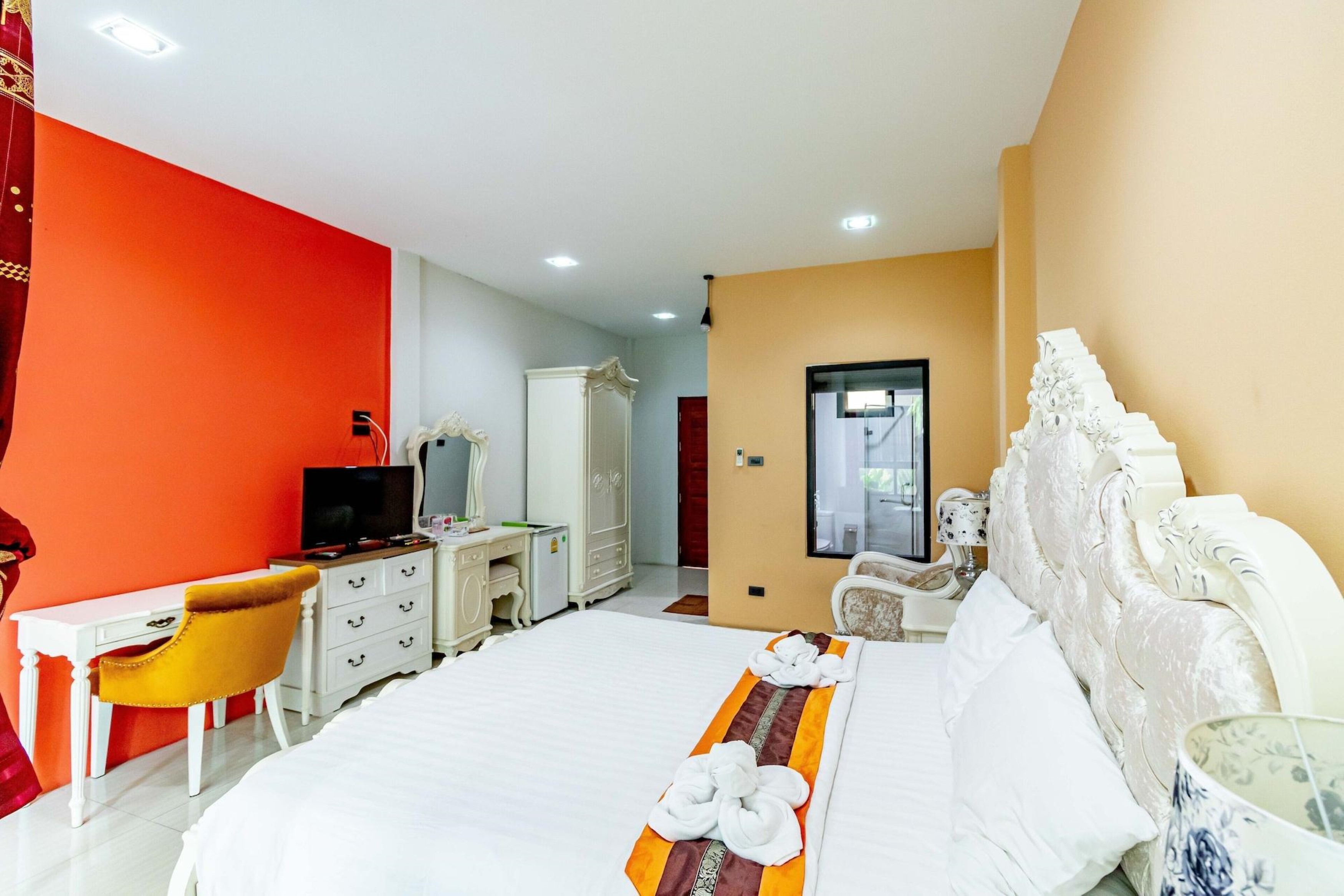 Room, King Bed, Pool View
