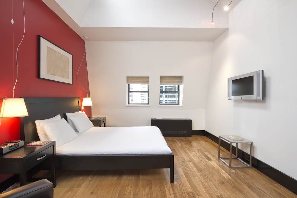 ROOM, QUEEN BED
