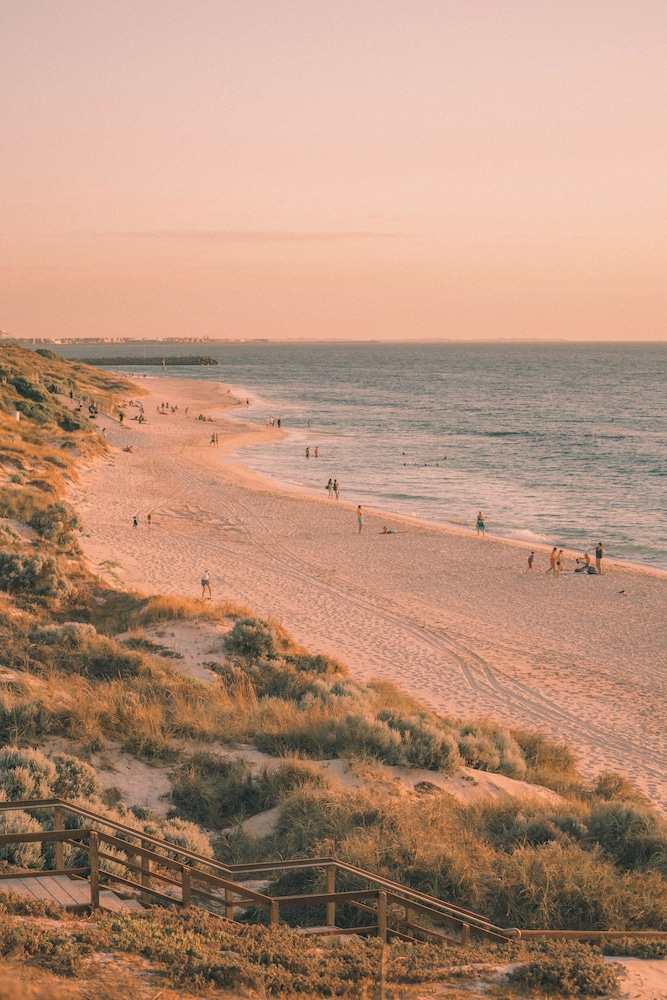 Cottesloe Beach Hotel 63/68
