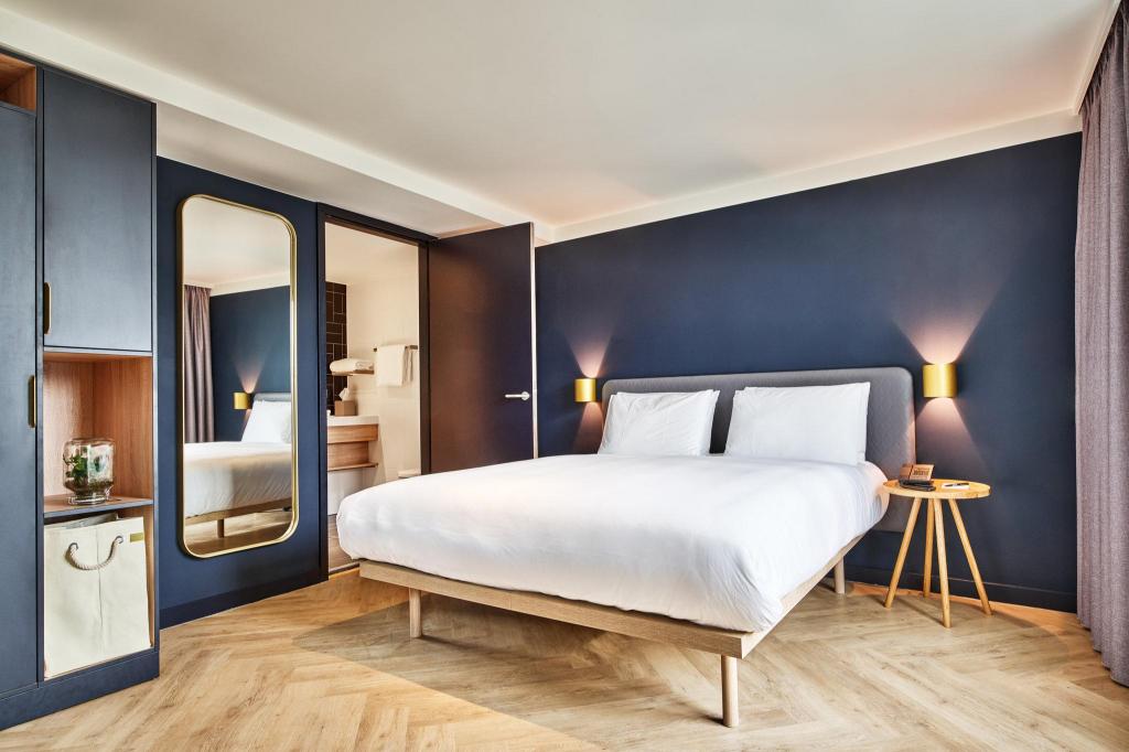 Suite, King Bed, Parliament View, Sofa