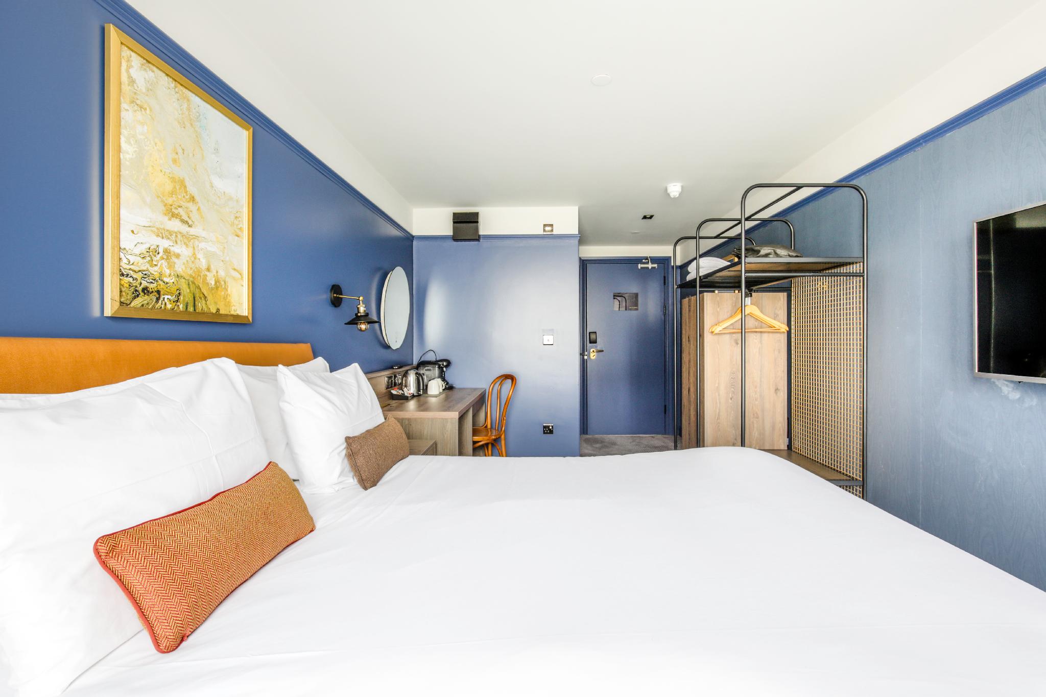 Cinema, Double Bed
