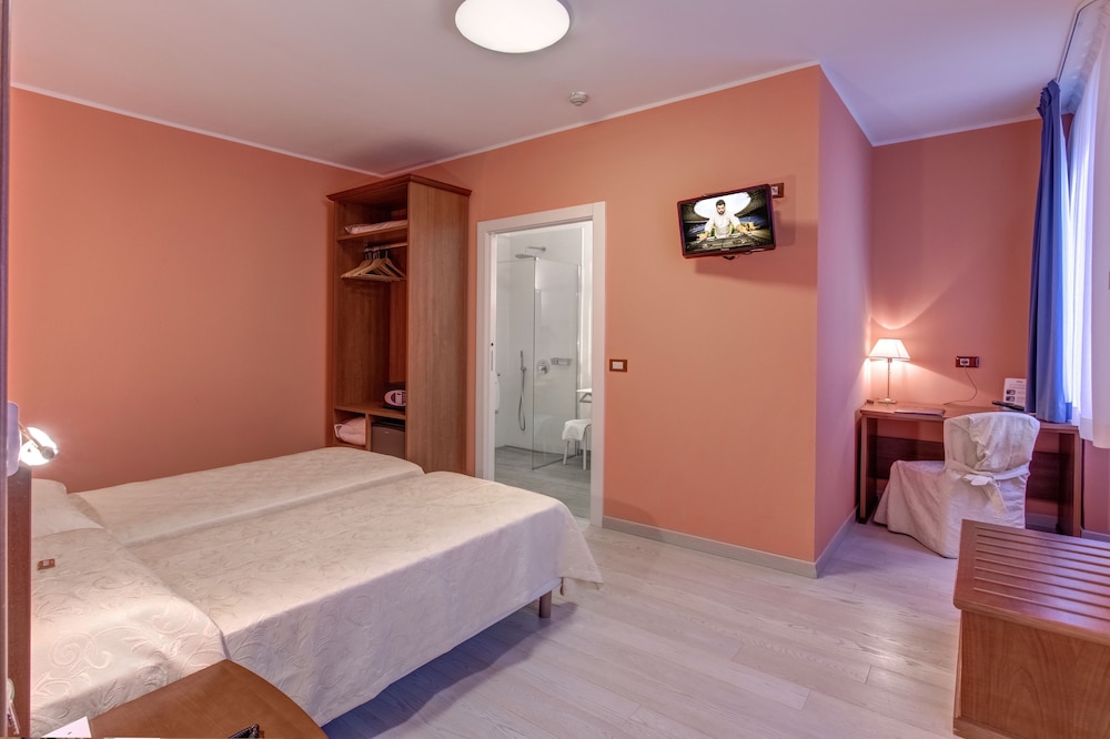 Hotel Italia 11/61