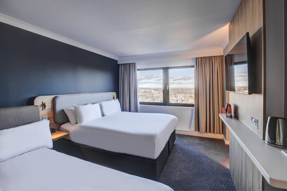 Holiday Inn Express Edinburgh City West 11/52
