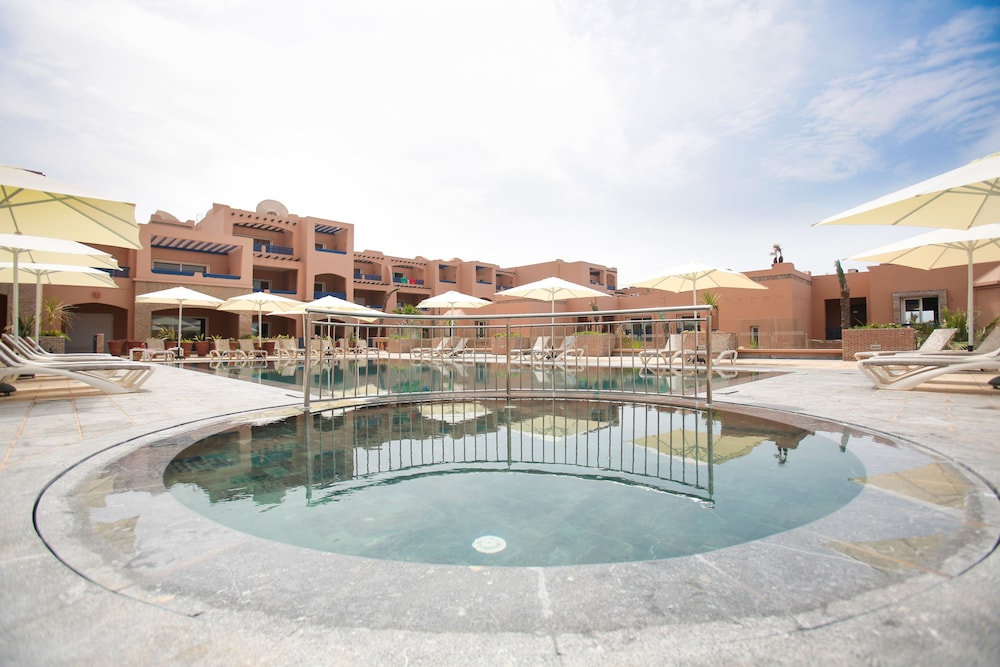 Paradis Plage Surf Yoga Spa Resort 82/83