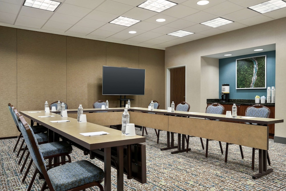 Hampton Inn & Suites Tacoma/Puyallup 52/56