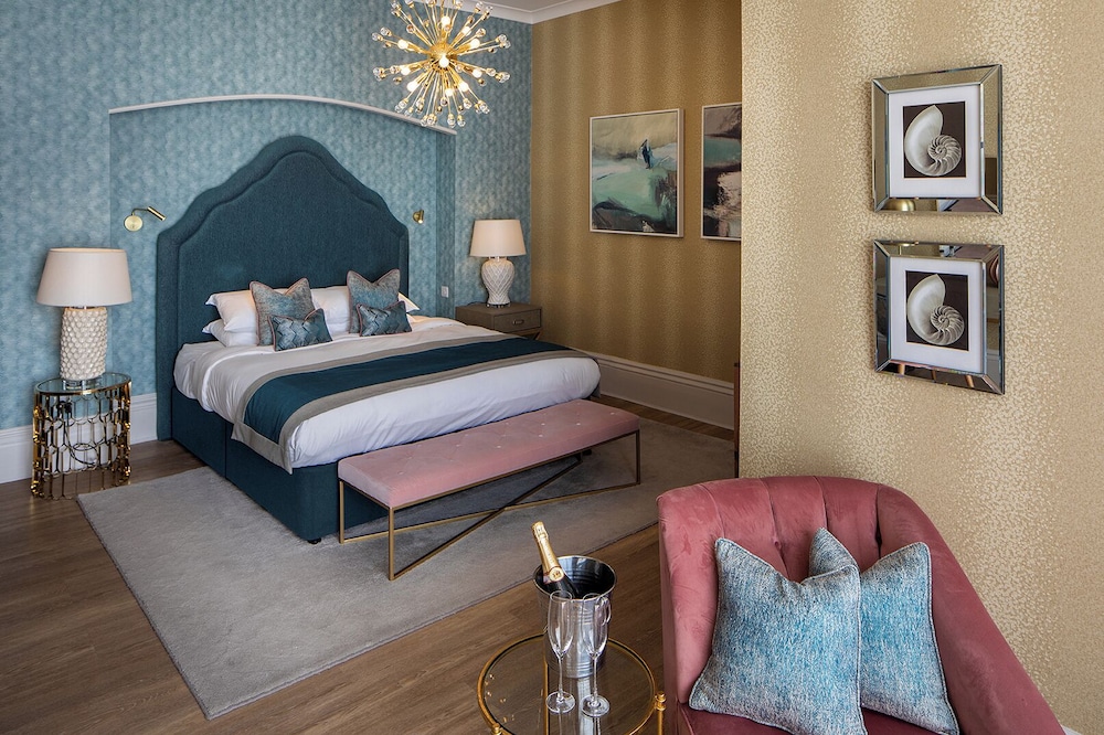 EXECUTIVE, KING BED