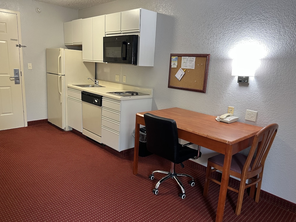 Days Inn & Suites by Wyndham Green Bay WI. 31/38