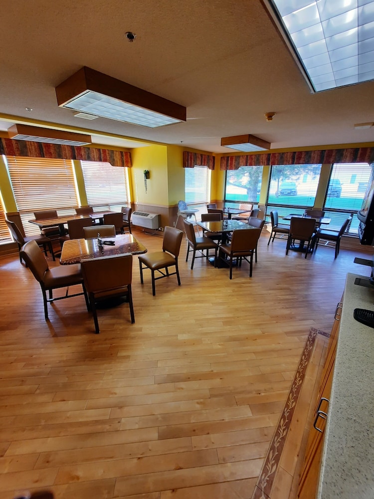 Horse Creek Inn - McCook 24/36