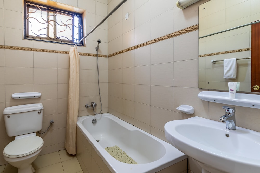 Entebbe Travelle'rs Inn 49/50