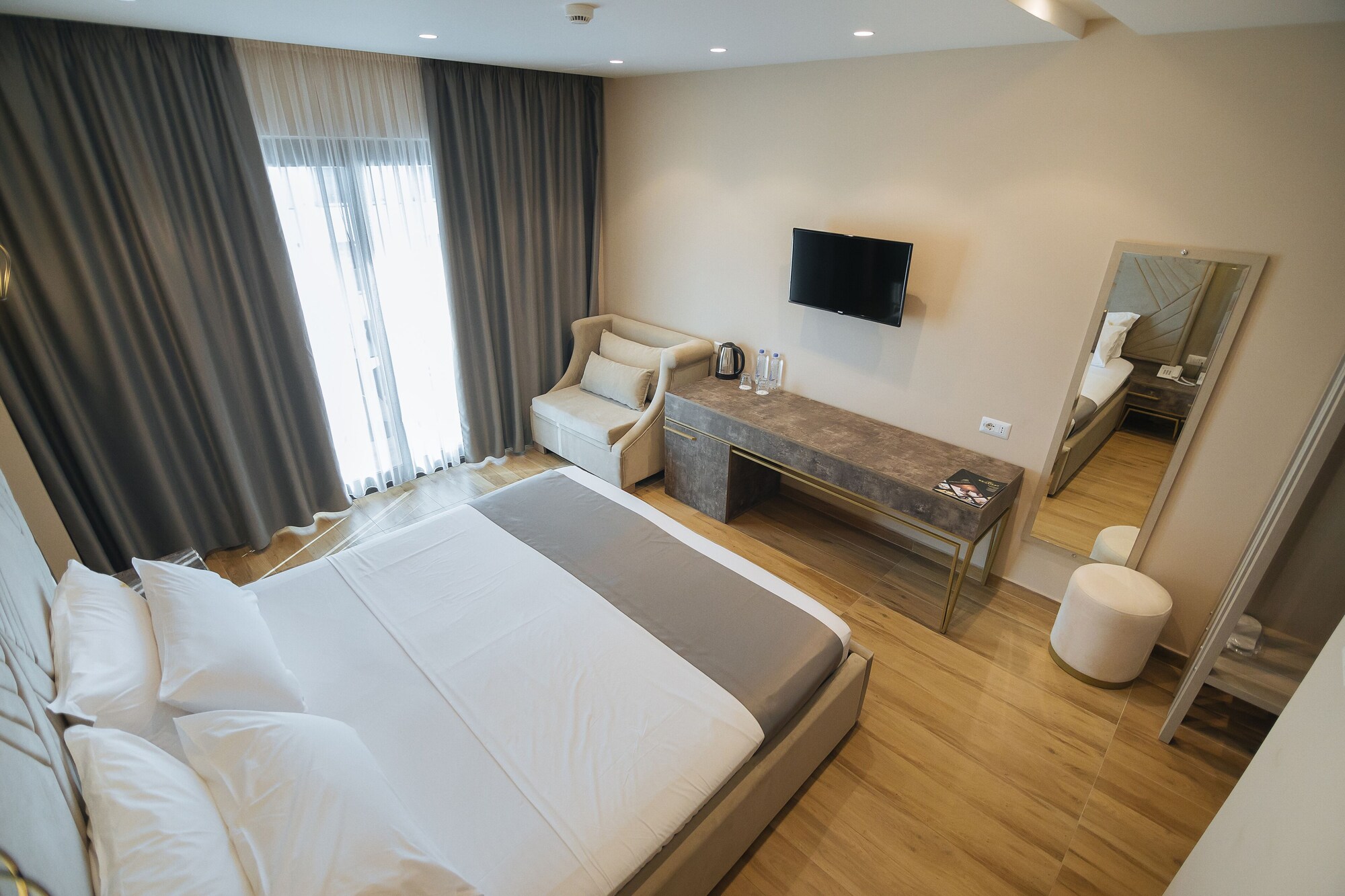 Comfort, King Bed, Partial Sea View, Sofa