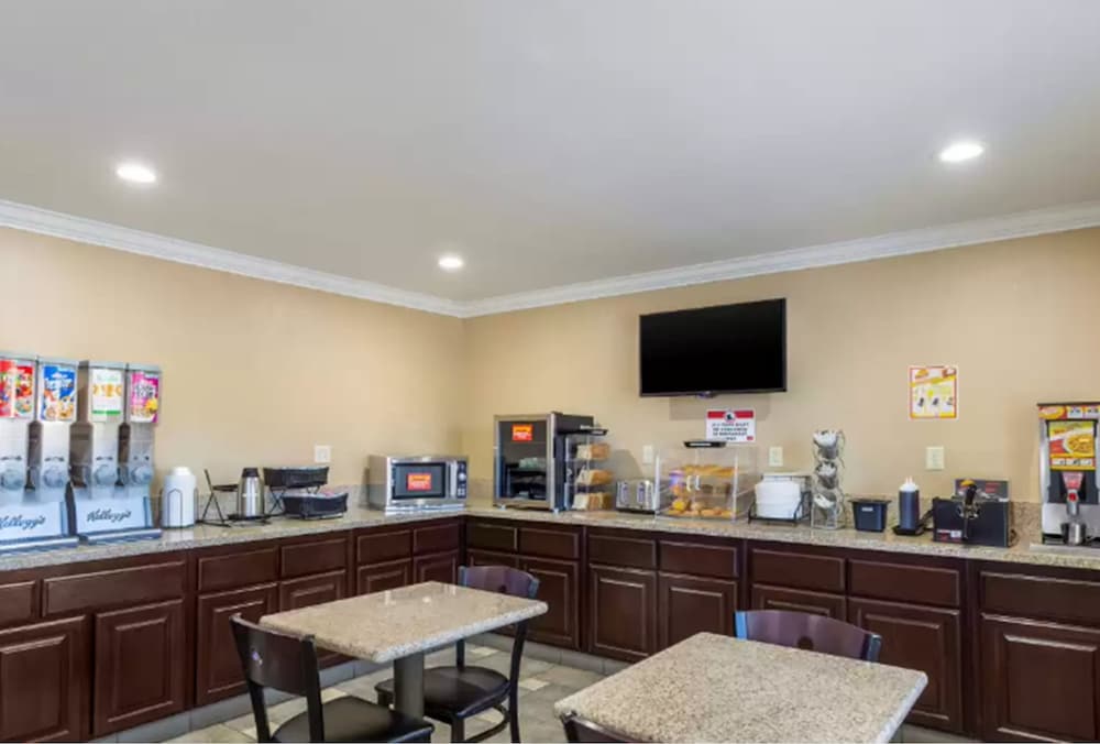 Econo Lodge Inn & Suites Escondido Downtown 29/48