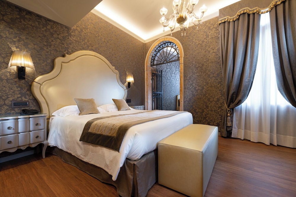 Junior Suite, King Bed, Sofa