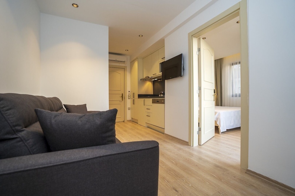 Channel Suites 24/35