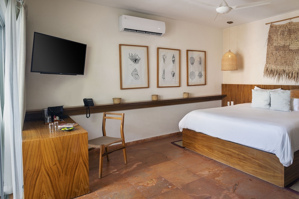 ROOM, PARTIAL OCEAN VIEW