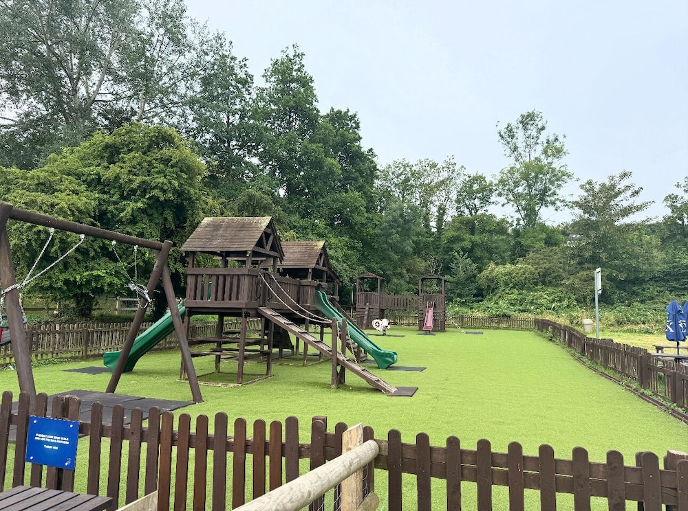 The Riverside Inn 39/49