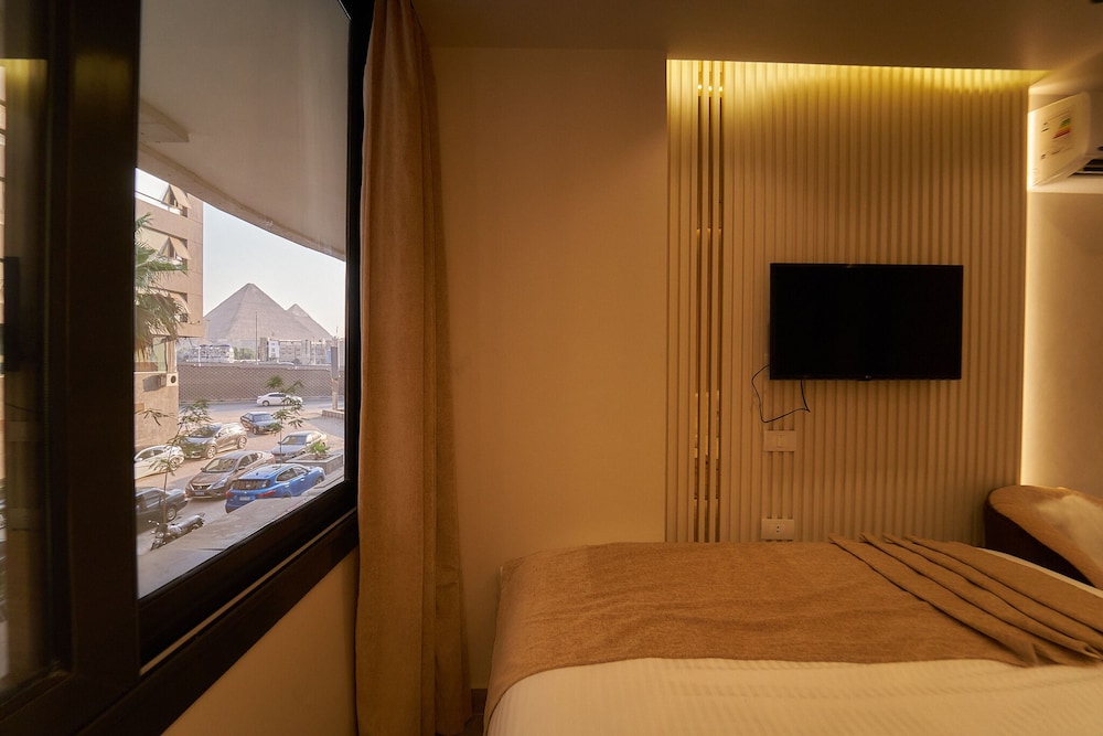 Gold’s Pyramids Hotel 36/42