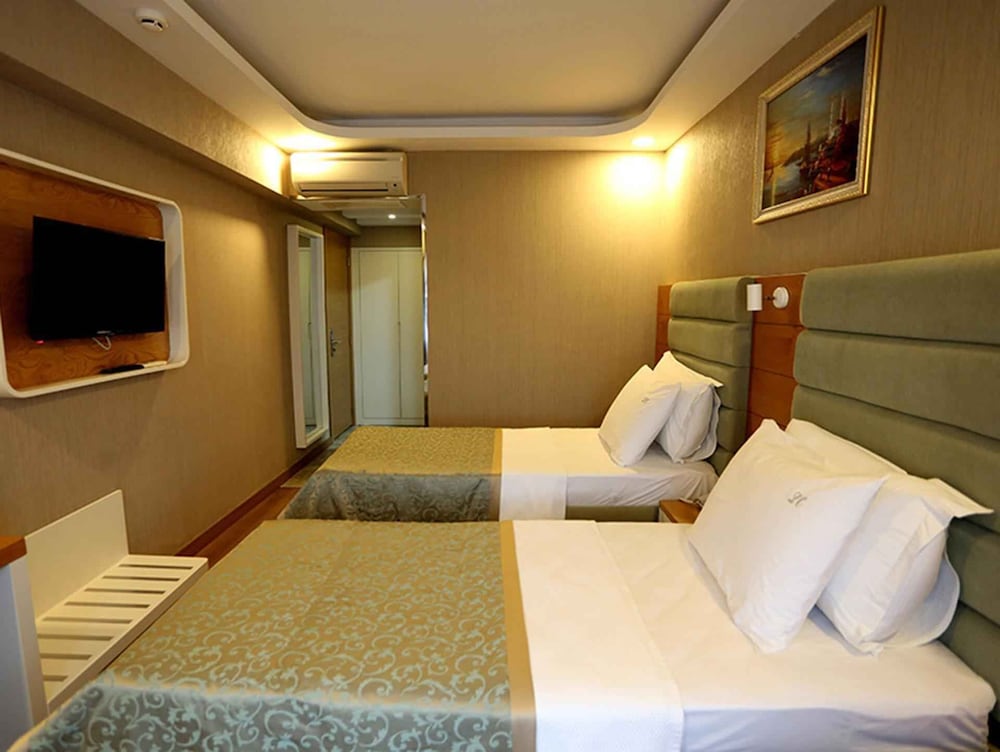 ROOM, DOUBLE OR TWIN BED