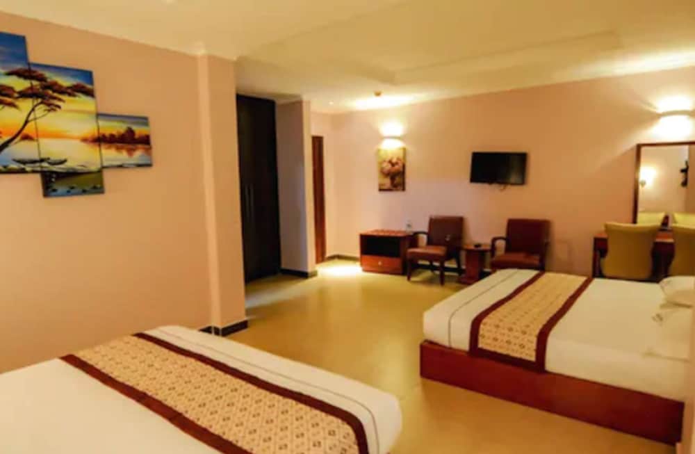 HBT Russel Hotel 19/50