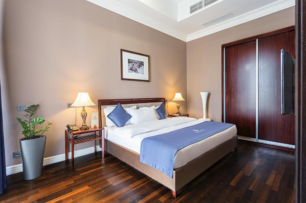 Ambassador, Suite, 1 King and 1 Single Beds