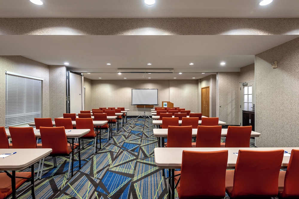 Holiday Inn Express Hotel & Suites Daphne 66/74