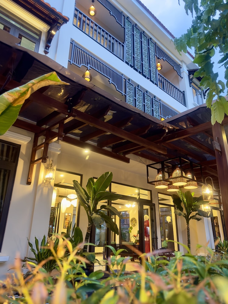 The Quin Riverside Villa 5/50