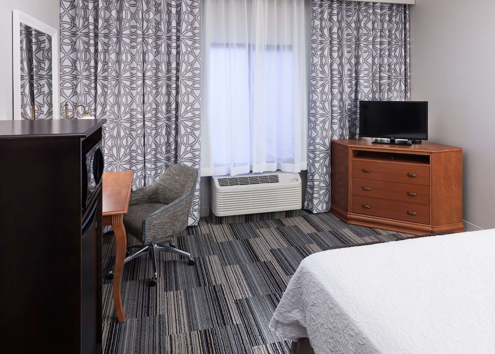Hampton Inn And Suites Tulare 25/60