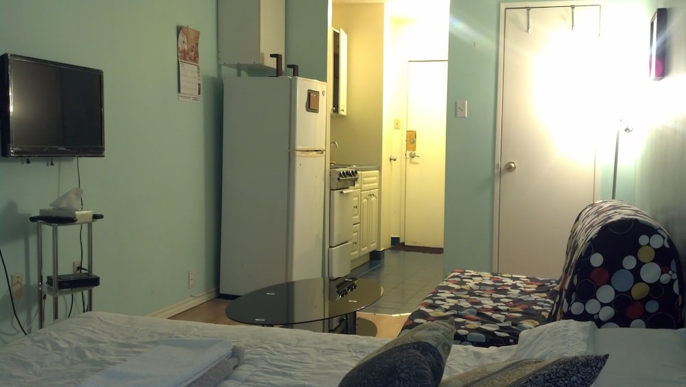 Toronto Furnished Living 39/52