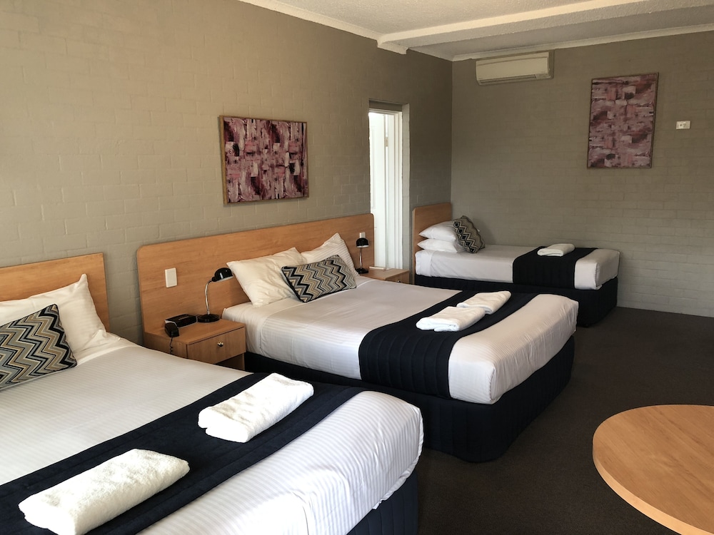 Coachmans Inn Motel 14/34