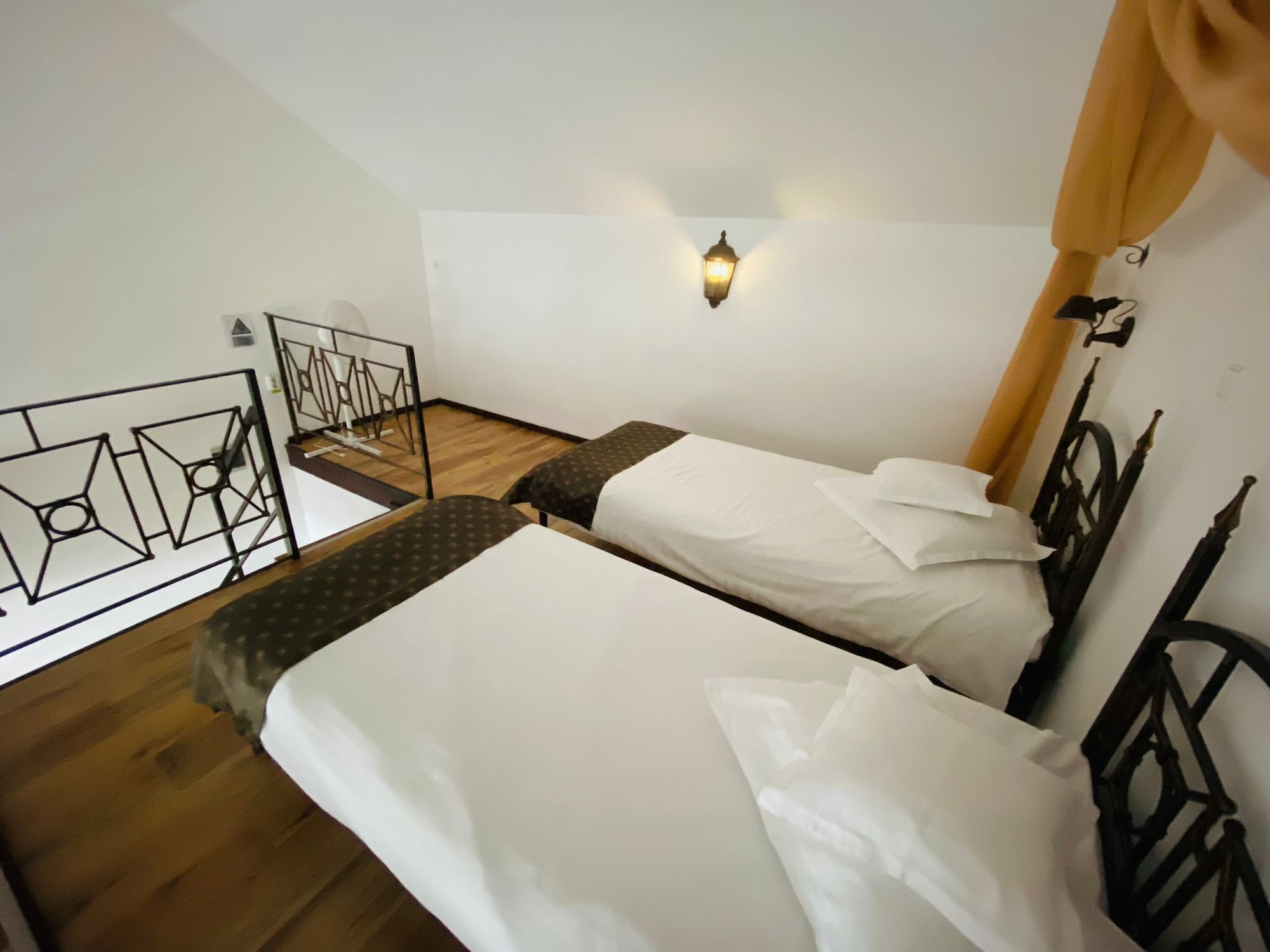 BASIC, TWIN BEDS