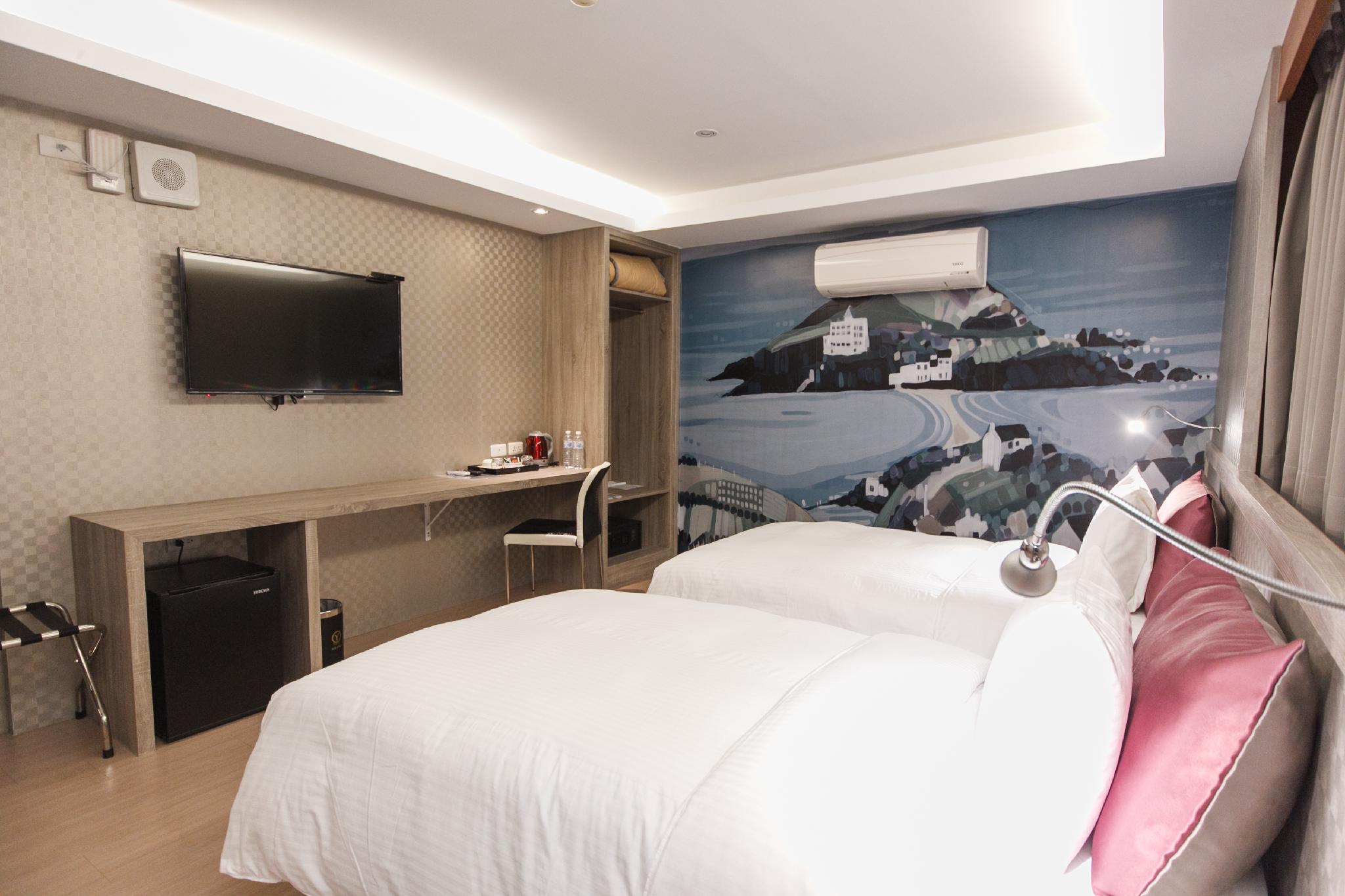 Standard, Twin Beds, No Window