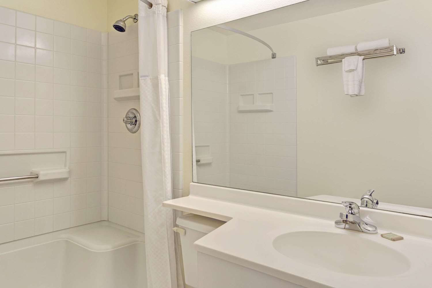 Super 8 by Wyndham Windsor 27/29